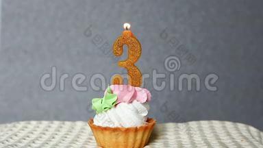 三周年庆，3号蜡烛生日快乐蛋糕